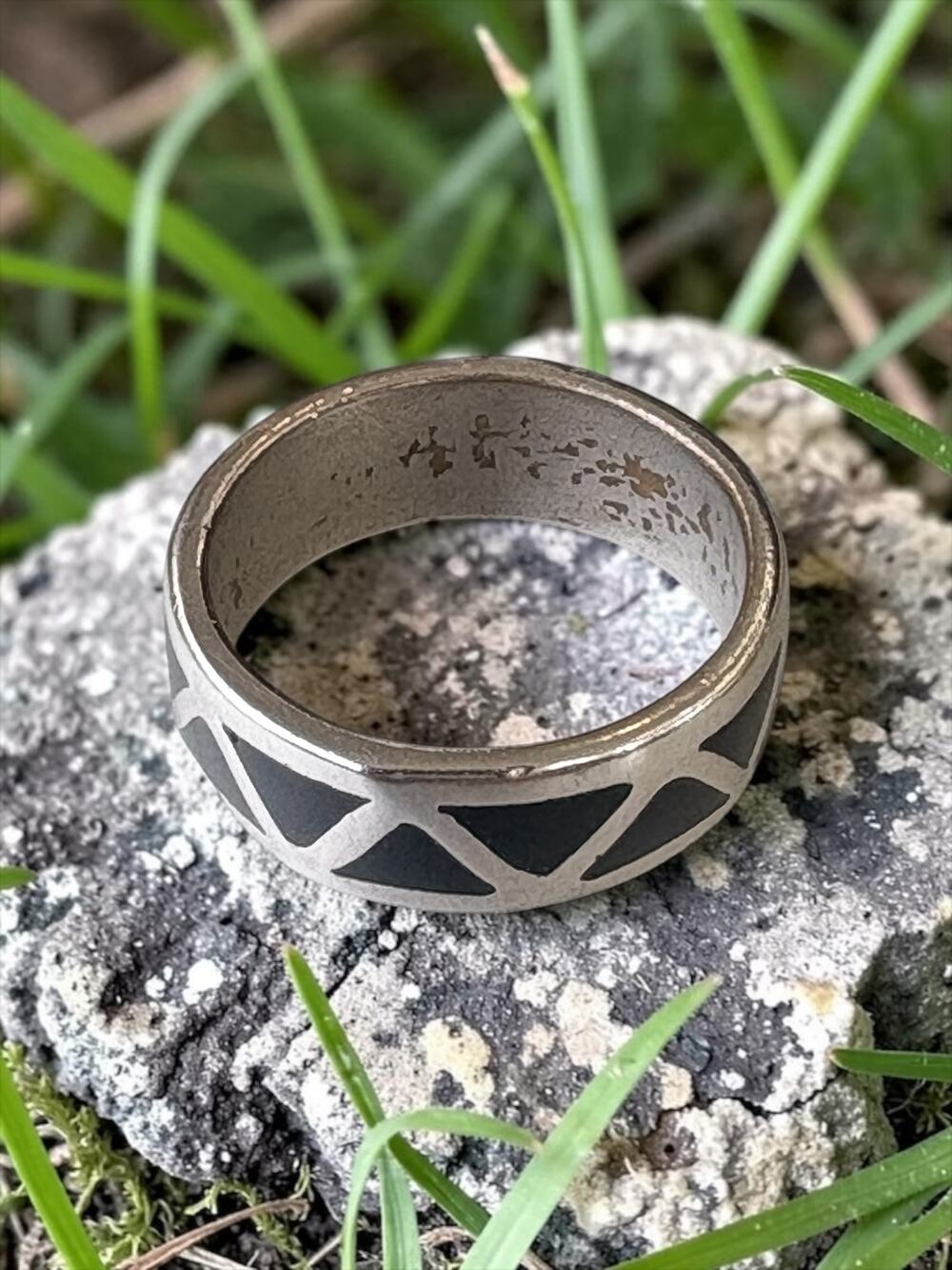 Vintage Sterling Silver Wide Band Ring Black Inlay Geometric Triangle Motif